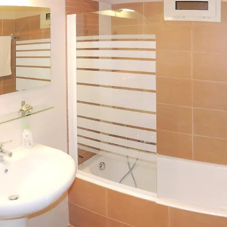 Sleeps 6 With Pool And Air Con